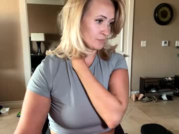 nikki cums